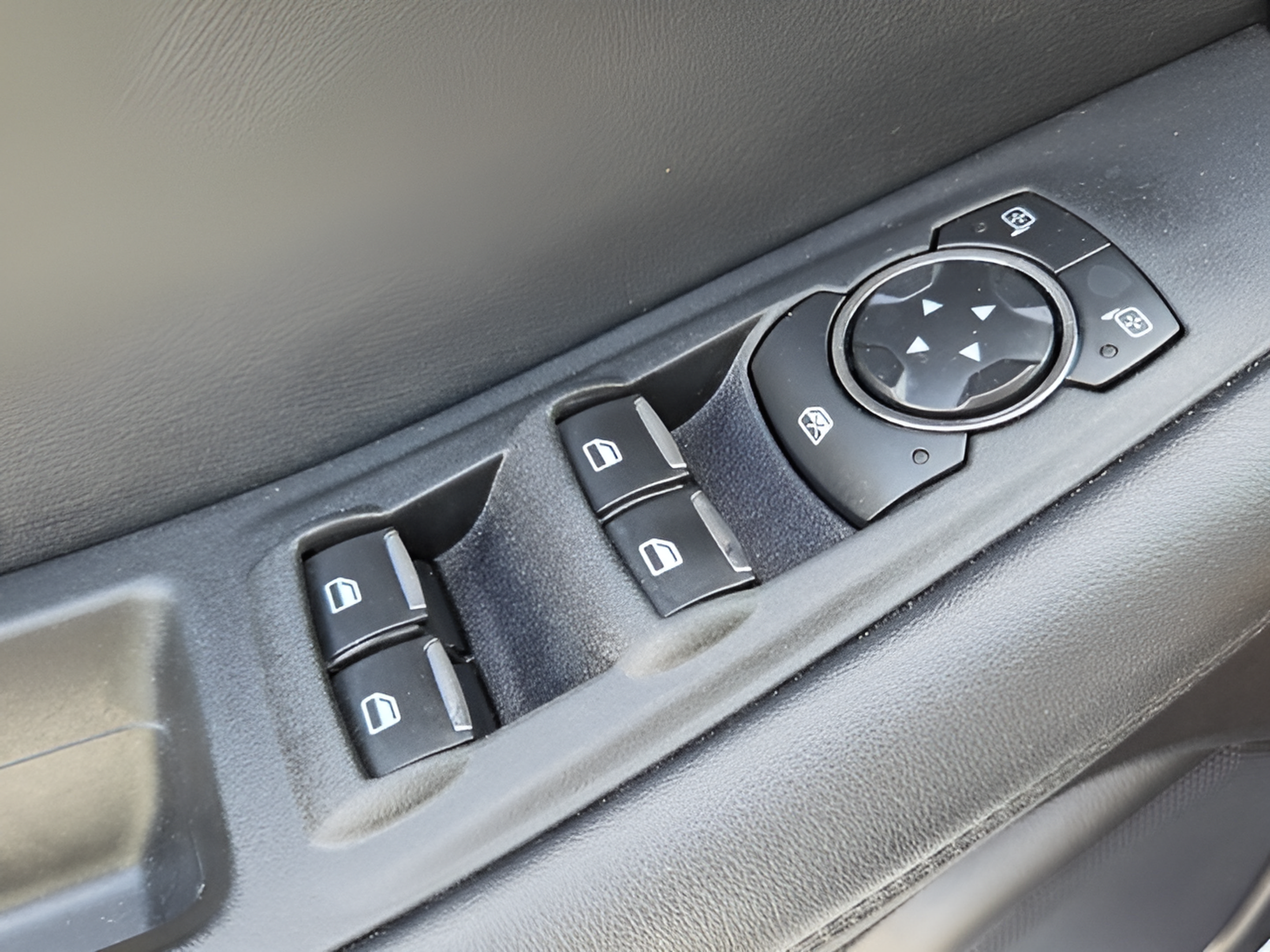 Used 2020 Ford Edge SE FWD image 28