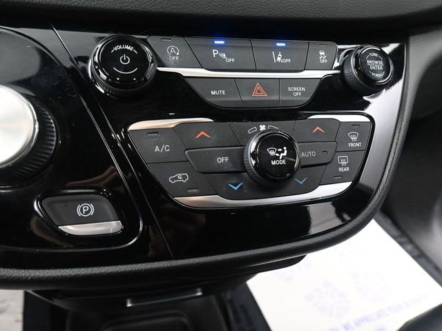 Used 2025 Chrysler Pacifica Select image 36
