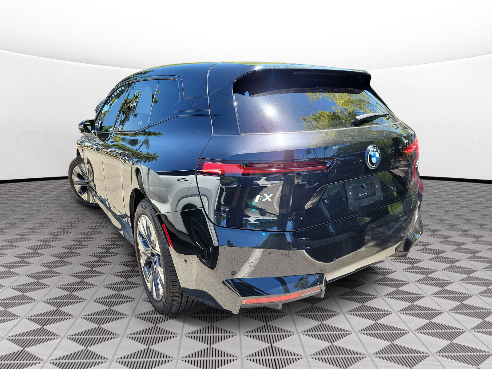 Certified 2026 BMW iX xDrive45 w/ Premium Package AWD/4WD image 4