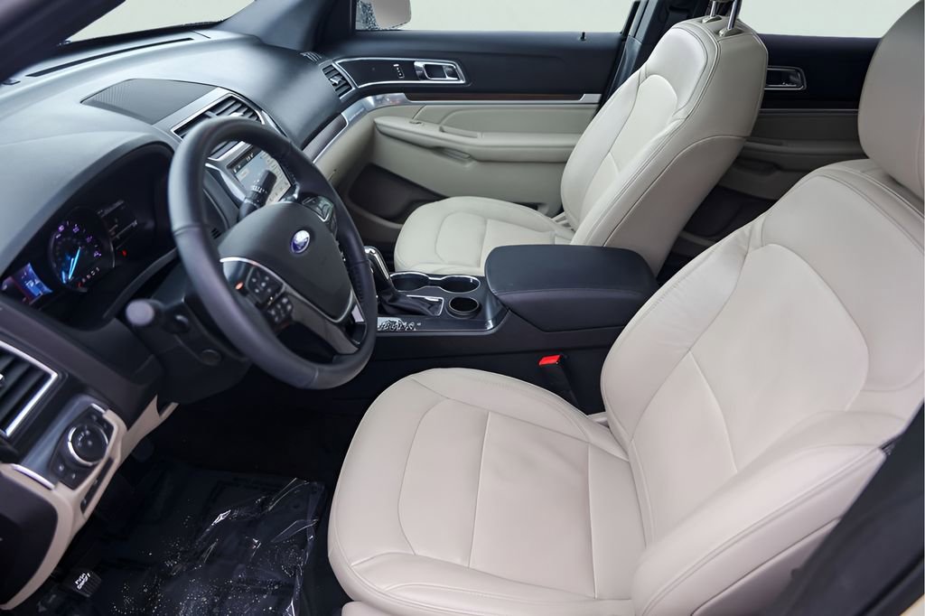 Used 2018 Ford Explorer Limited w/ Equipment Group 301A FWD image 12