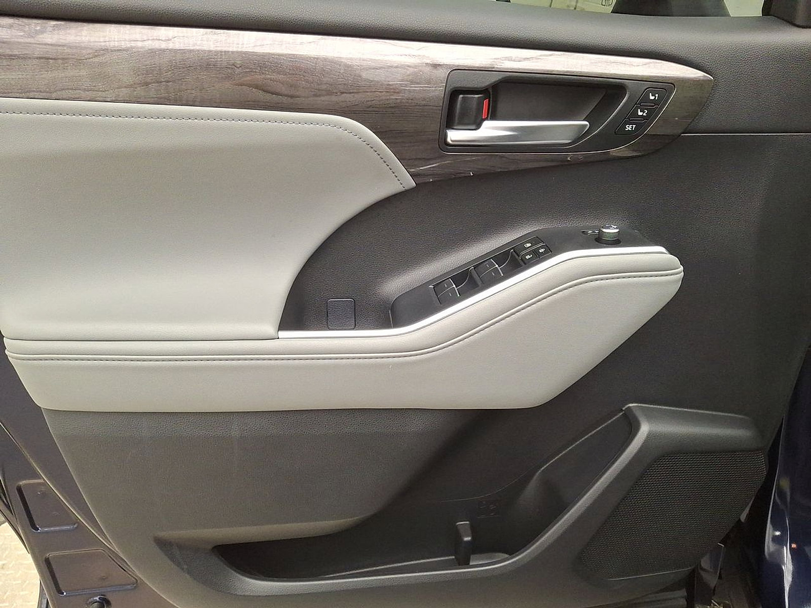 Used 2024 Toyota Highlander Platinum image 10