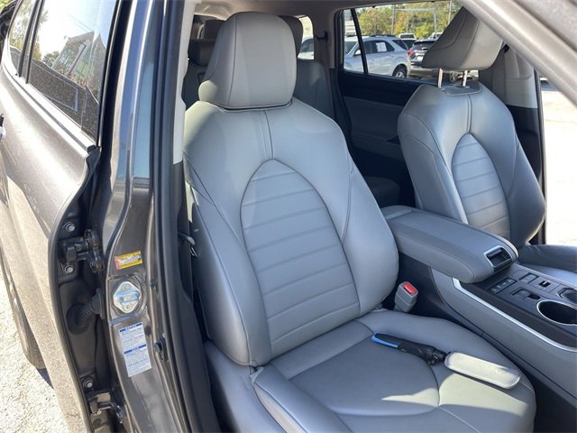 Used 2022 Toyota Highlander XLE image 24