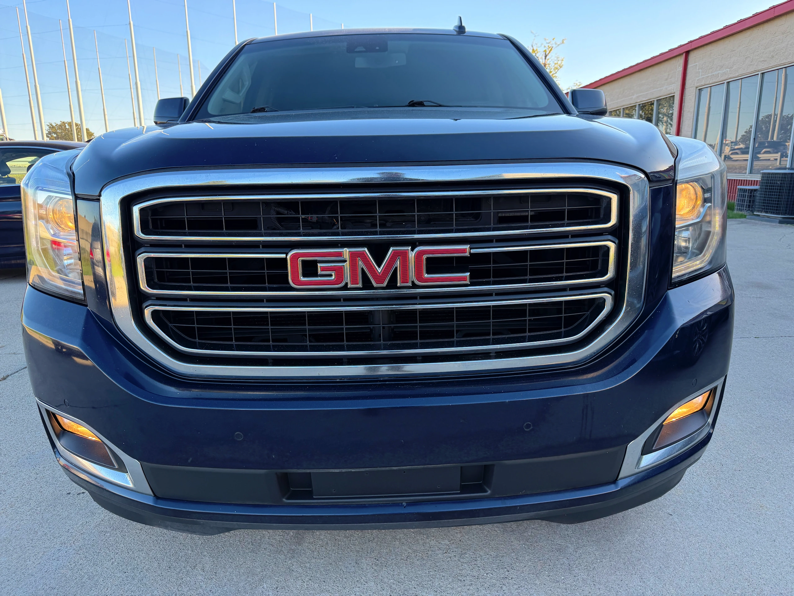 Used 2019 GMC Yukon SLE w/ SLE Value Package AWD/4WD image 2