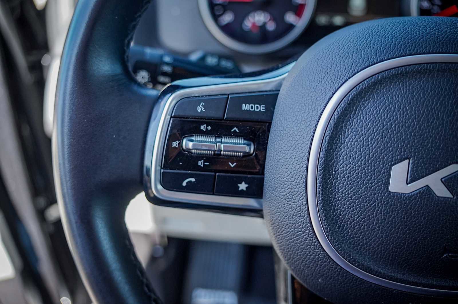 Certified 2024 Kia Carnival LX image 17