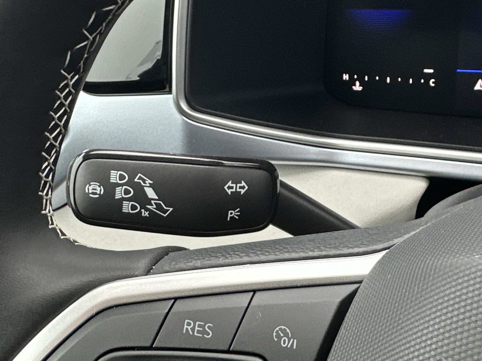 New 2026 Volkswagen Taos SE image 24