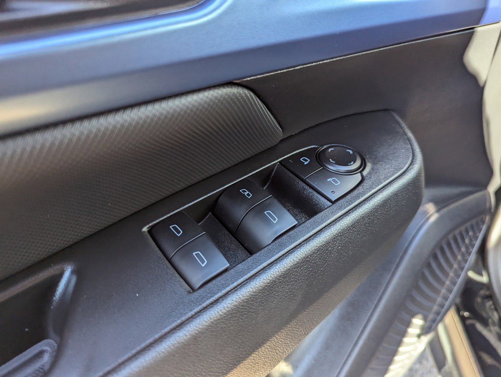 Certified 2025 Chevrolet Equinox EV LT w/ Convenience Package image 26