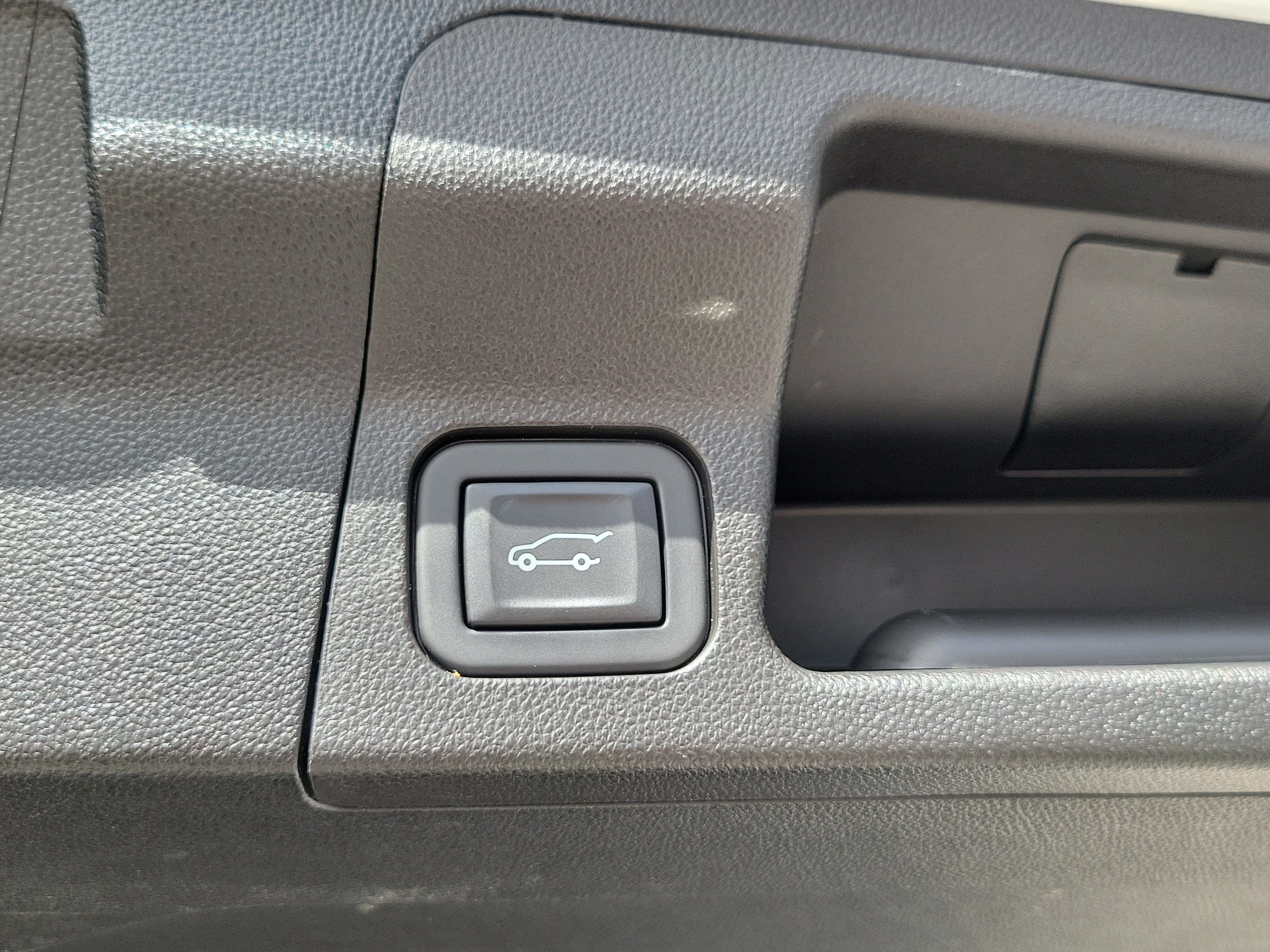 Used 2023 GMC Acadia SLE w/ Driver Convenience Package FWD image 17