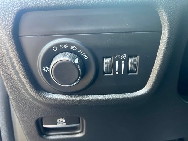 Used 2025 Jeep Grand Cherokee Altitude AWD/4WD image 6