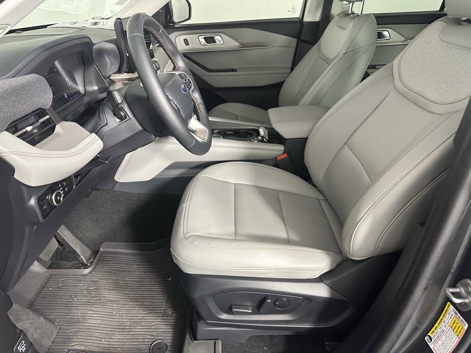 Used 2025 Ford Explorer Active w/ Active Comfort Package AWD/4WD image 7