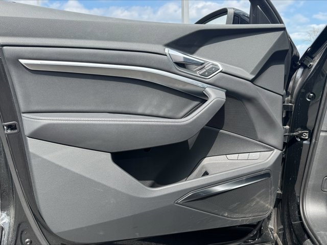Used 2023 Audi e-tron Premium Plus w/ Premium Plus Package image 7