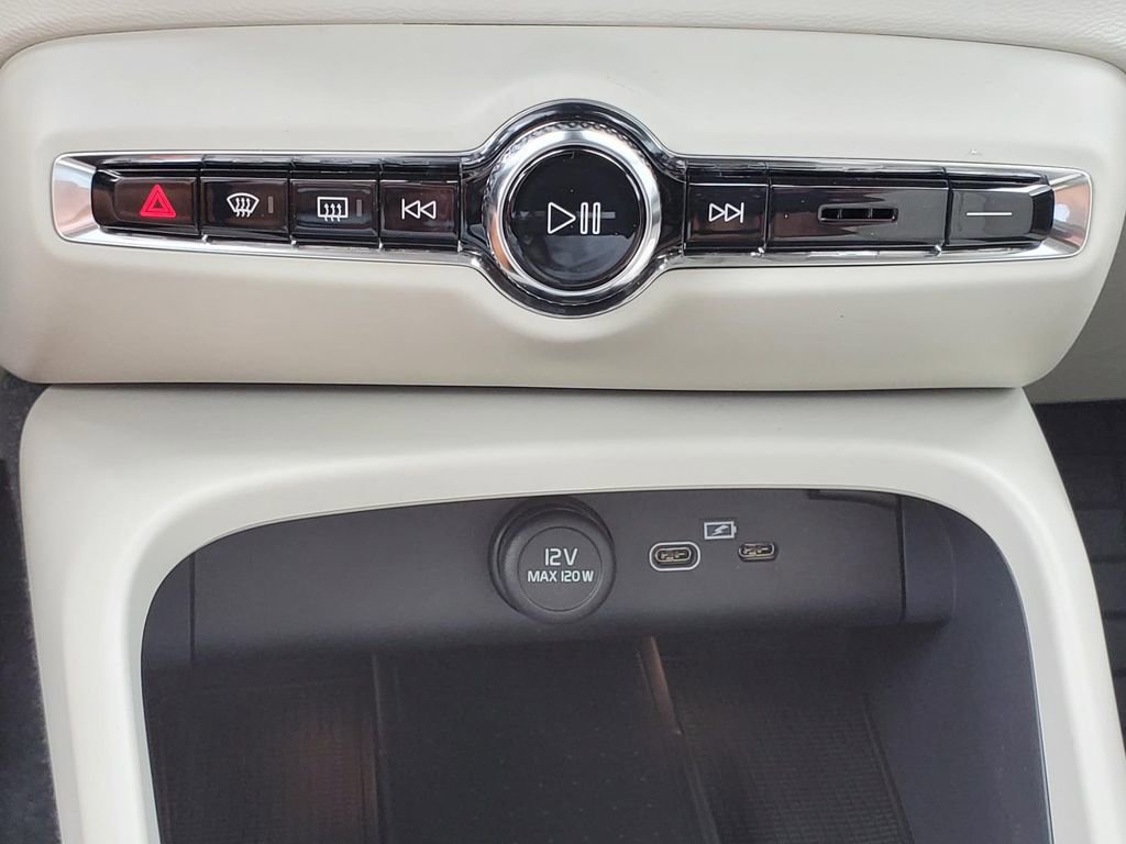 New 2026 Volvo XC40 B4 Plus w/ Protection Package Premier FWD image 16