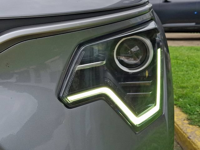 Certified 2024 Kia Niro LX FWD image 9