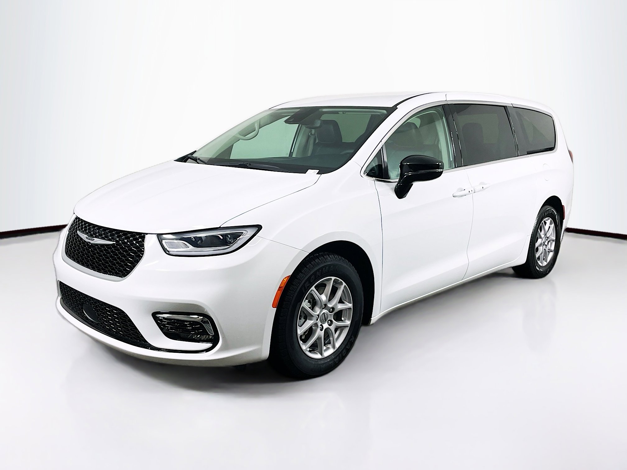 Used 2024 Chrysler Pacifica Touring-L image 3