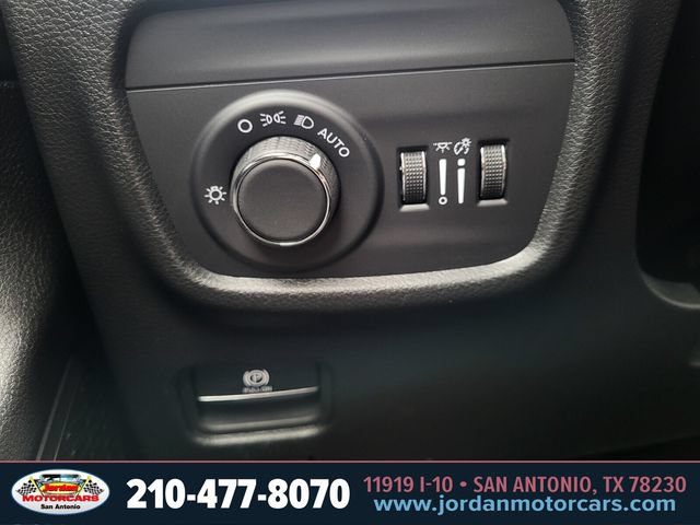 Used 2025 Jeep Grand Cherokee Laredo X RWD image 25