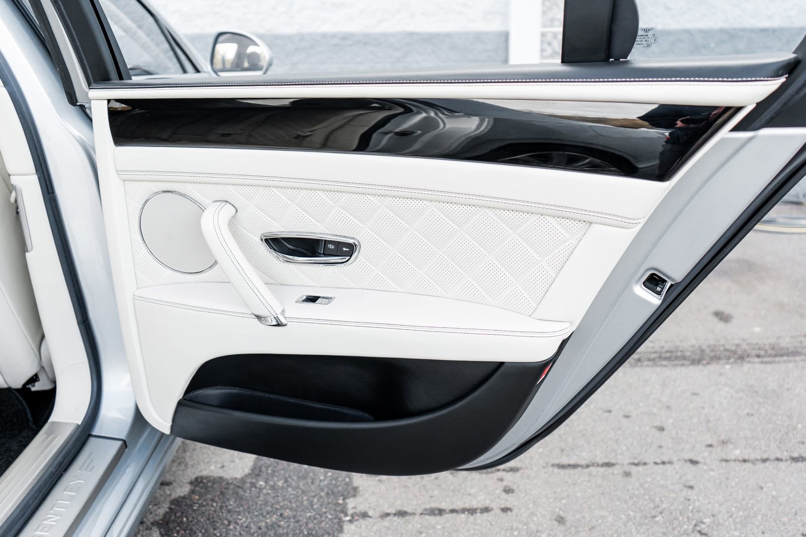 Used 2018 Bentley Flying Spur V8 image 36