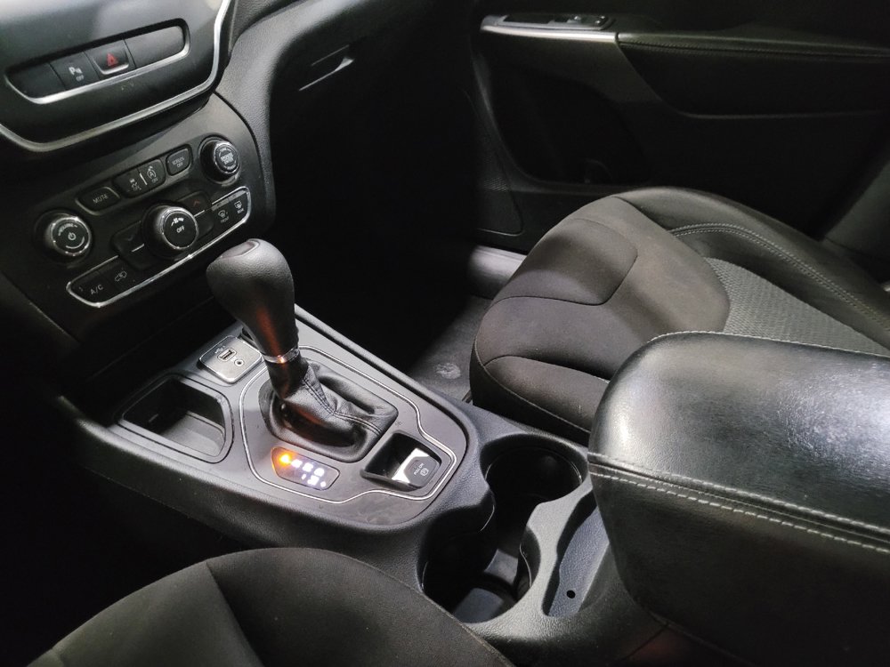 Used 2019 Jeep Cherokee Latitude w/ Popular Appearance Group FWD image 26