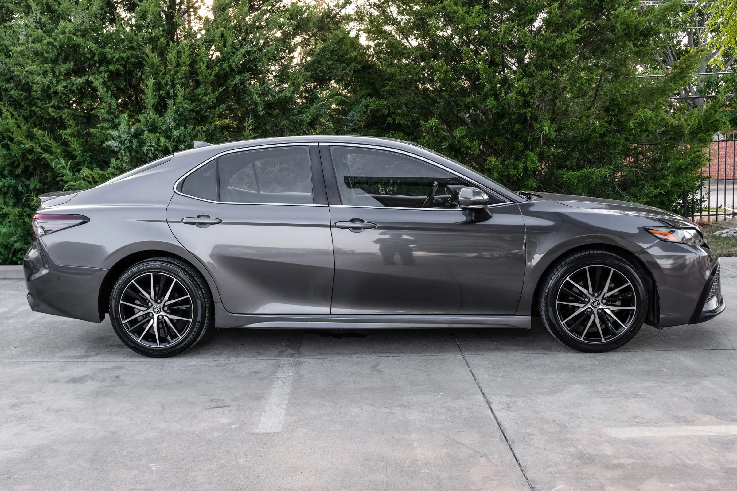 Used 2022 Toyota Camry SE w/ Convenience Package FWD image 7