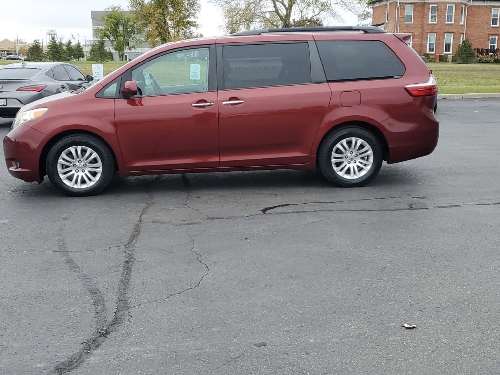 Used 2017 Toyota Sienna XLE Premium image 4