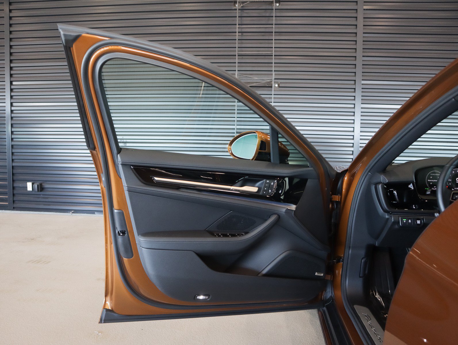 Used 2025 Porsche Panamera RWD image 25