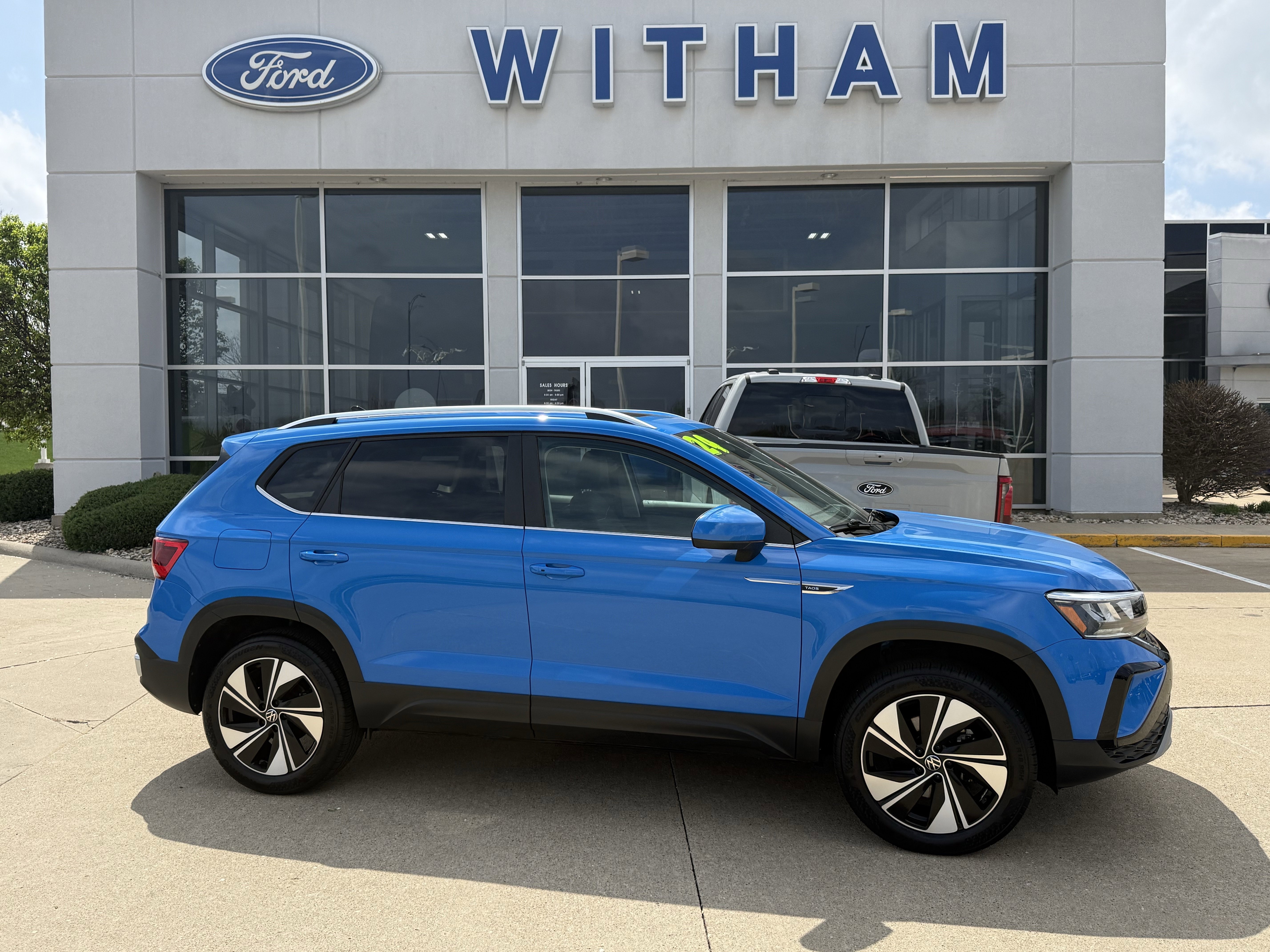 Used 2024 Volkswagen Taos SE w/ Panoramic Sunroof Package AWD/4WD image 3