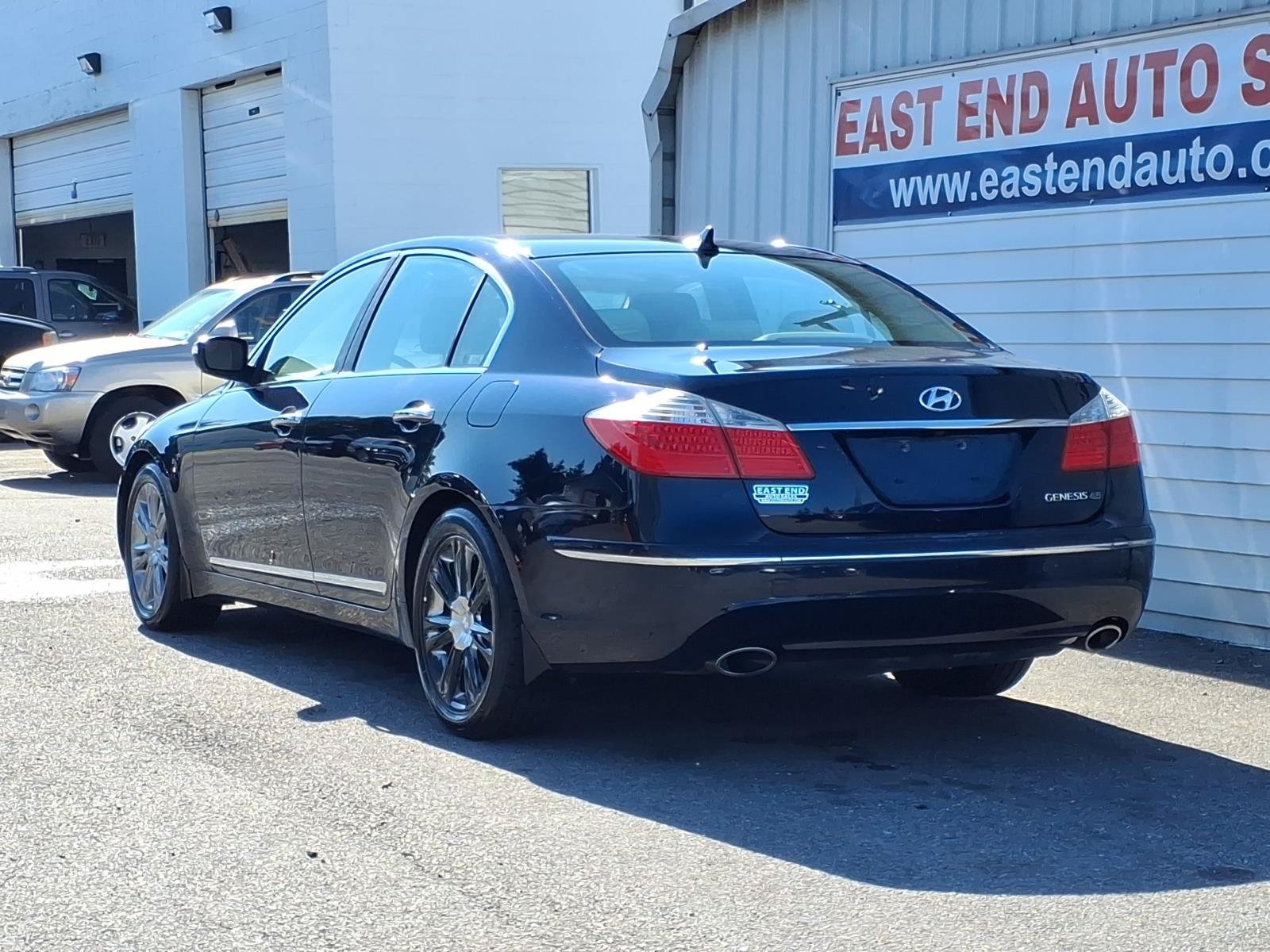 Used 2009 Hyundai Genesis 4.6 w/ Technology Pkg 5 RWD image 3