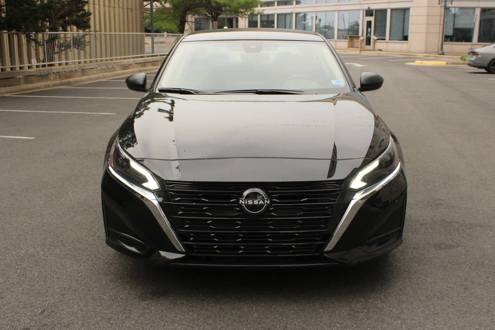 Used 2025 Nissan Altima 2.5 SV FWD image 3