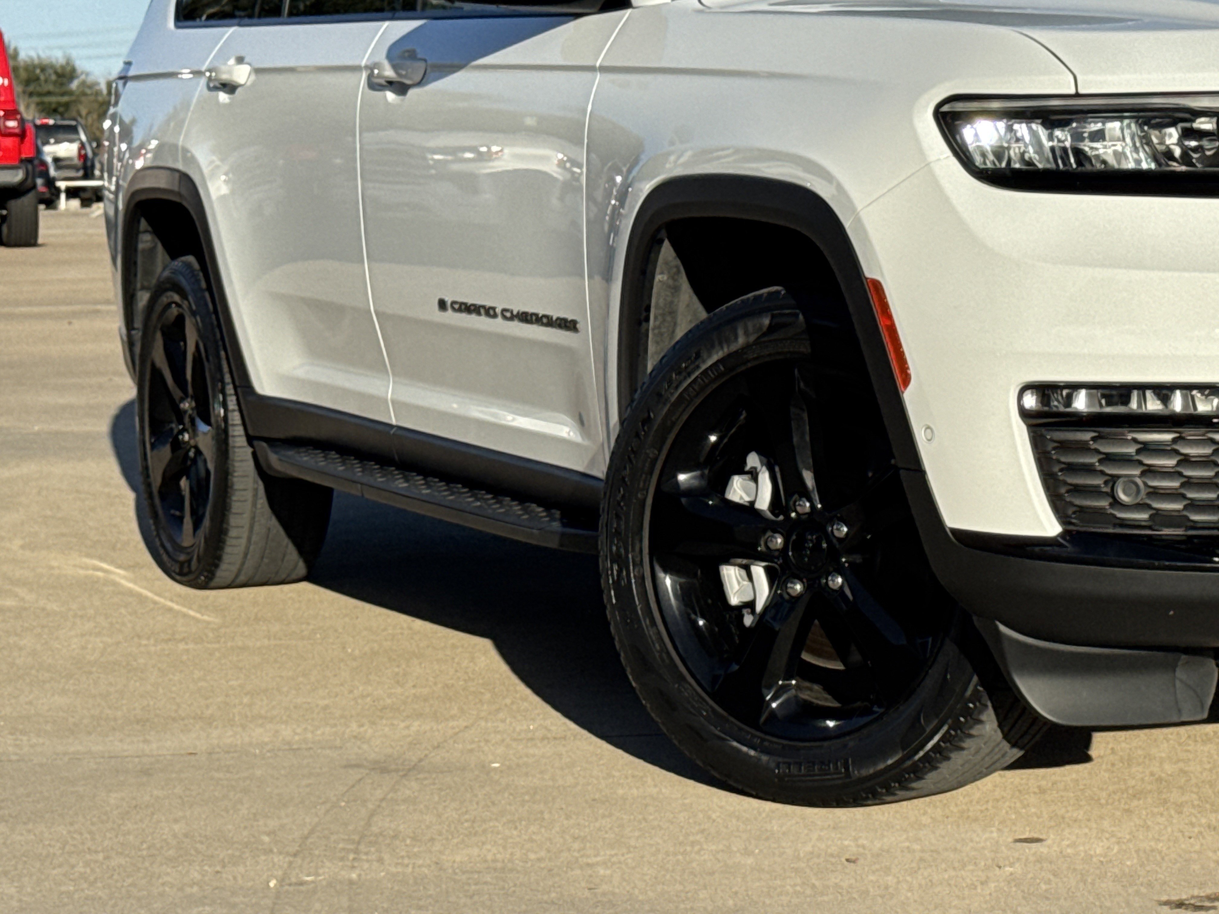 Used 2023 Jeep Grand Cherokee L Limited w/ Luxury Tech Group II image 3