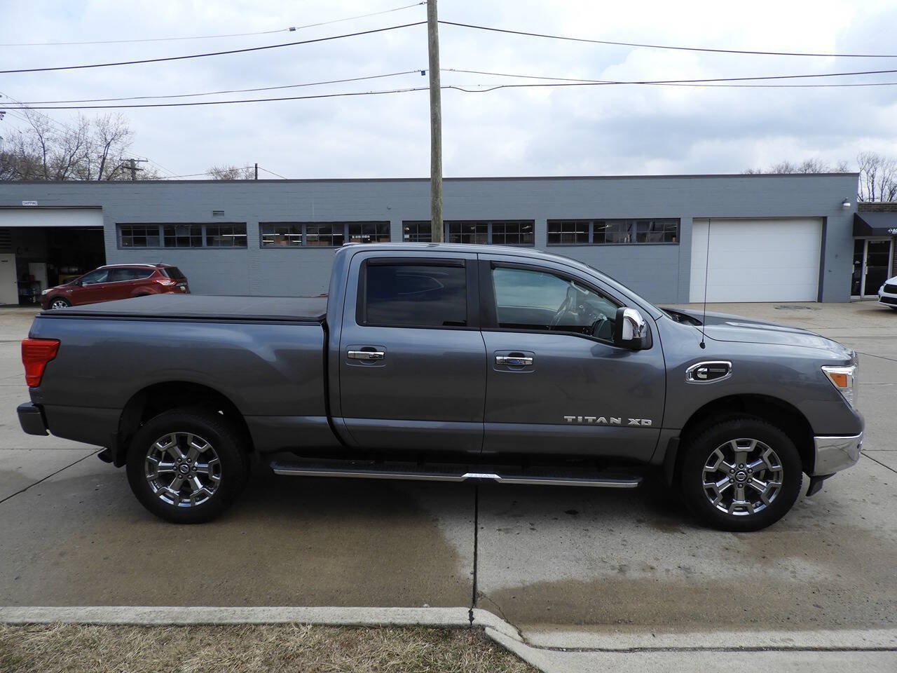 Used 2018 Nissan Titan SL w/ Chrome Package AWD/4WD image 12