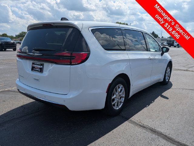Used 2024 Chrysler Pacifica Touring-L FWD image 7