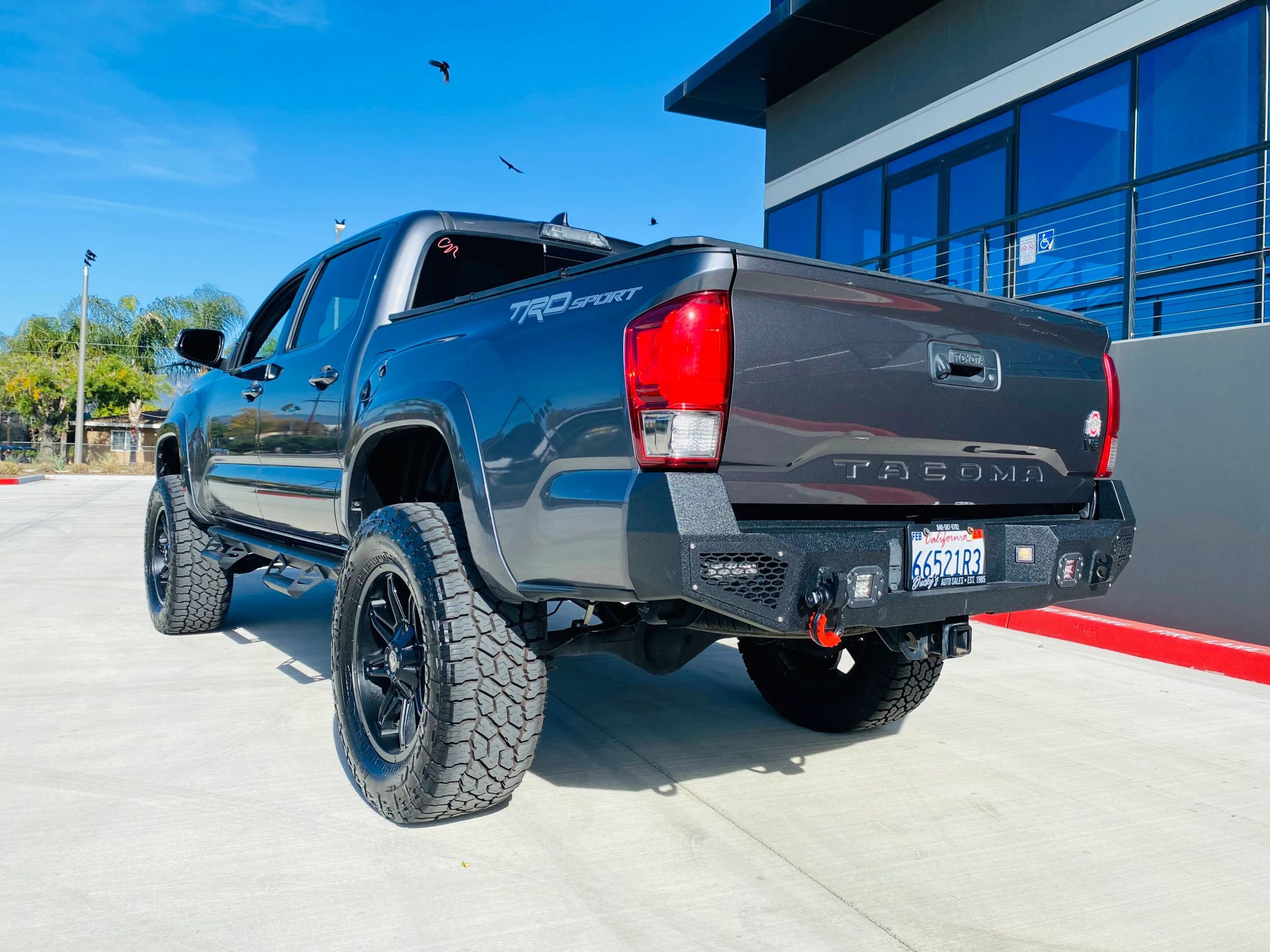 Used 2017 Toyota Tacoma TRD Sport w/ Premium & Technology Package image 11