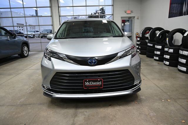 Used 2023 Toyota Sienna XLE w/ XLE Plus Package image 2