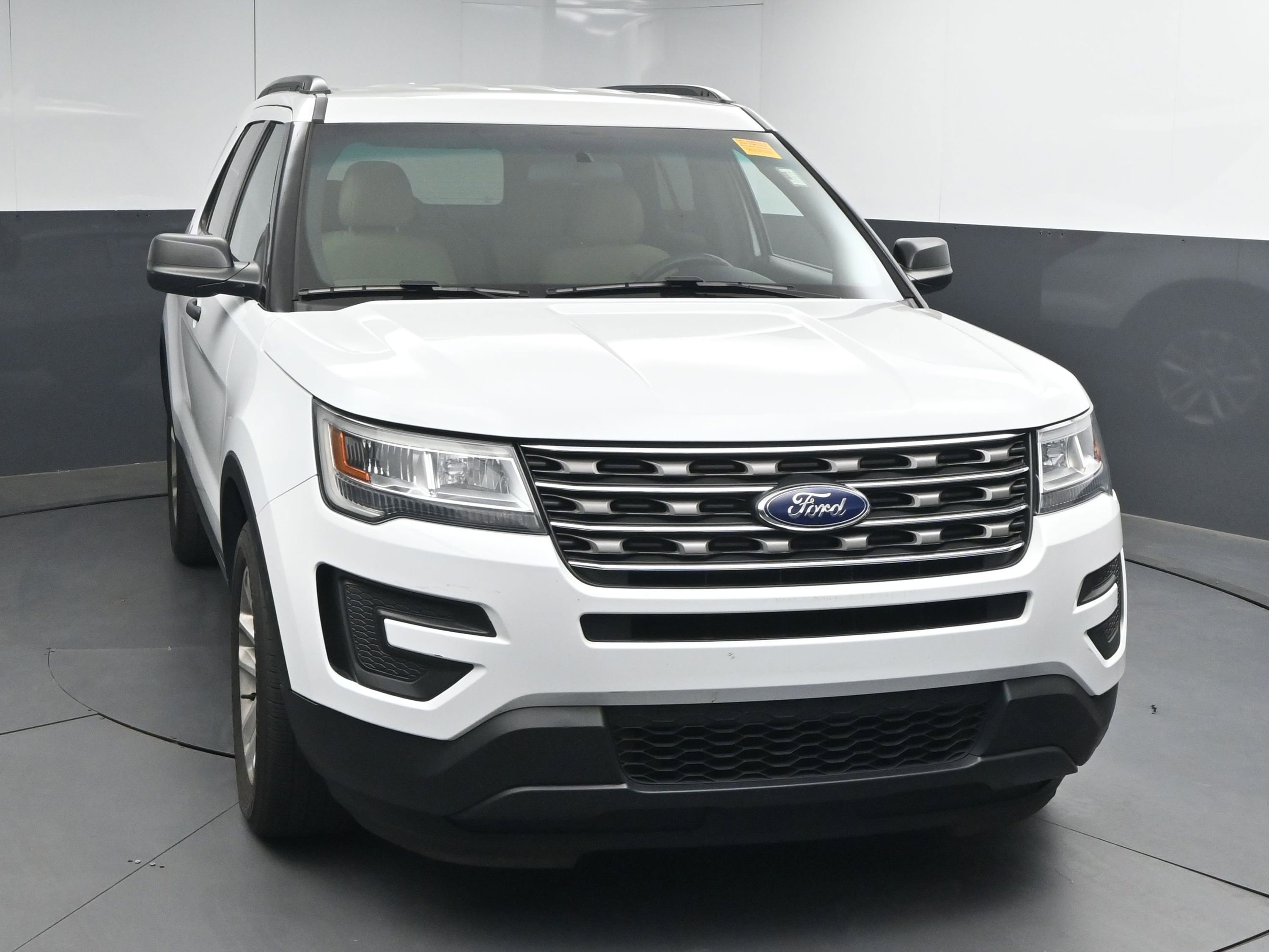Used 2017 Ford Explorer FWD image 2