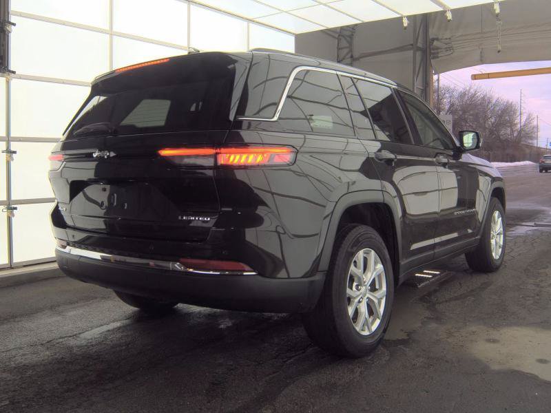 Used 2023 Jeep Grand Cherokee Limited w/ Trailer Tow Prep Group (B) AWD/4WD image 4