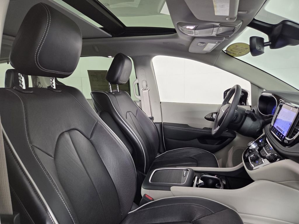 Used 2023 Chrysler Pacifica Limited w/ Uconnect Theater Family Group image 31