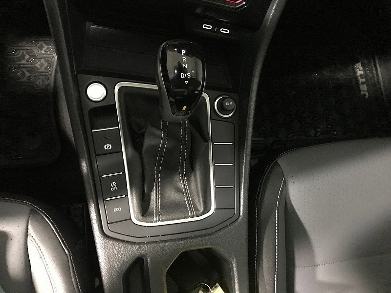 Used 2025 Volkswagen Jetta SE image 30