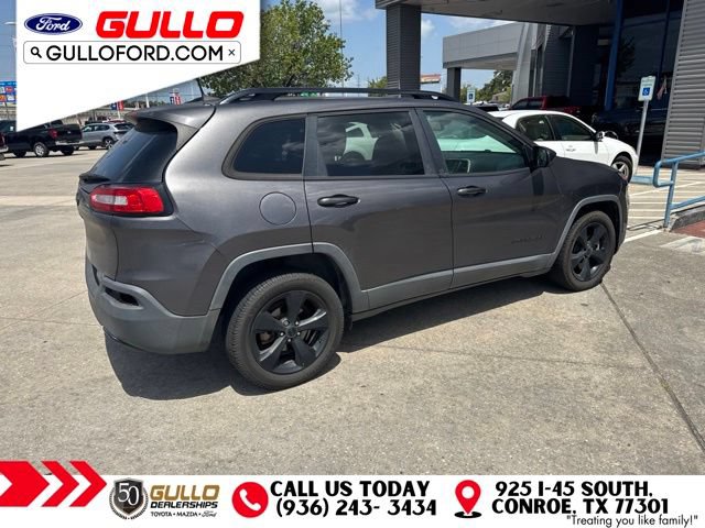 Used 2018 Jeep Cherokee Latitude w/ Altitude Package FWD image 3