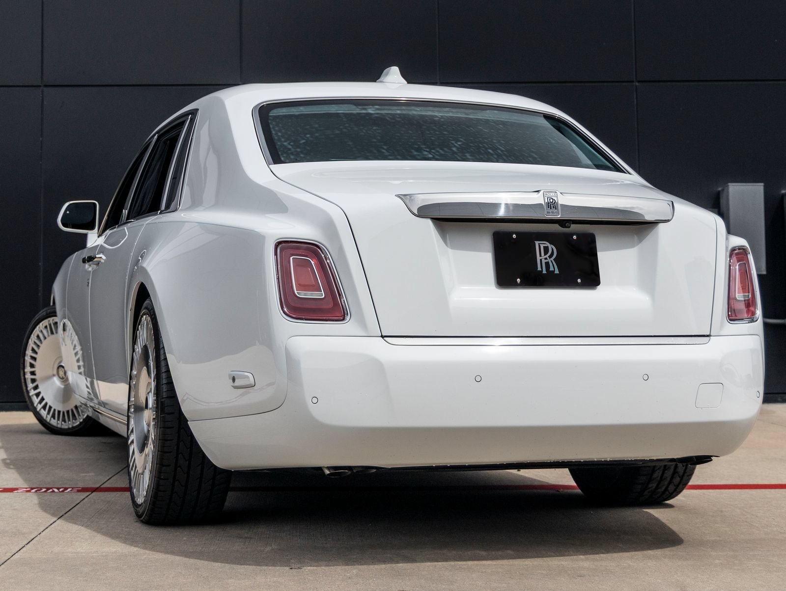 Used 2023 Rolls-Royce Phantom Extended Wheelbase w/ Leather Finishing Pack RWD image 9