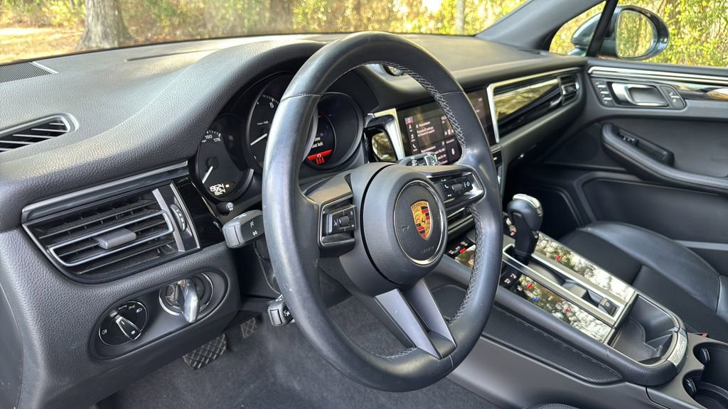 Certified 2023 Porsche Macan image 9