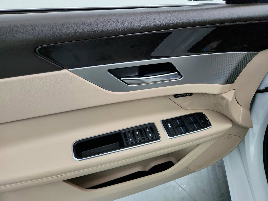 Used 2020 Jaguar XF Prestige image 21
