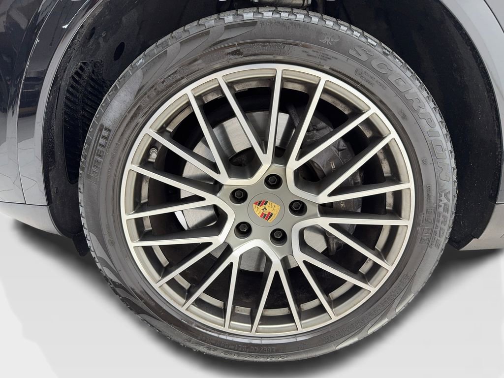 Used 2023 Porsche Cayenne Platinum Edition image 46