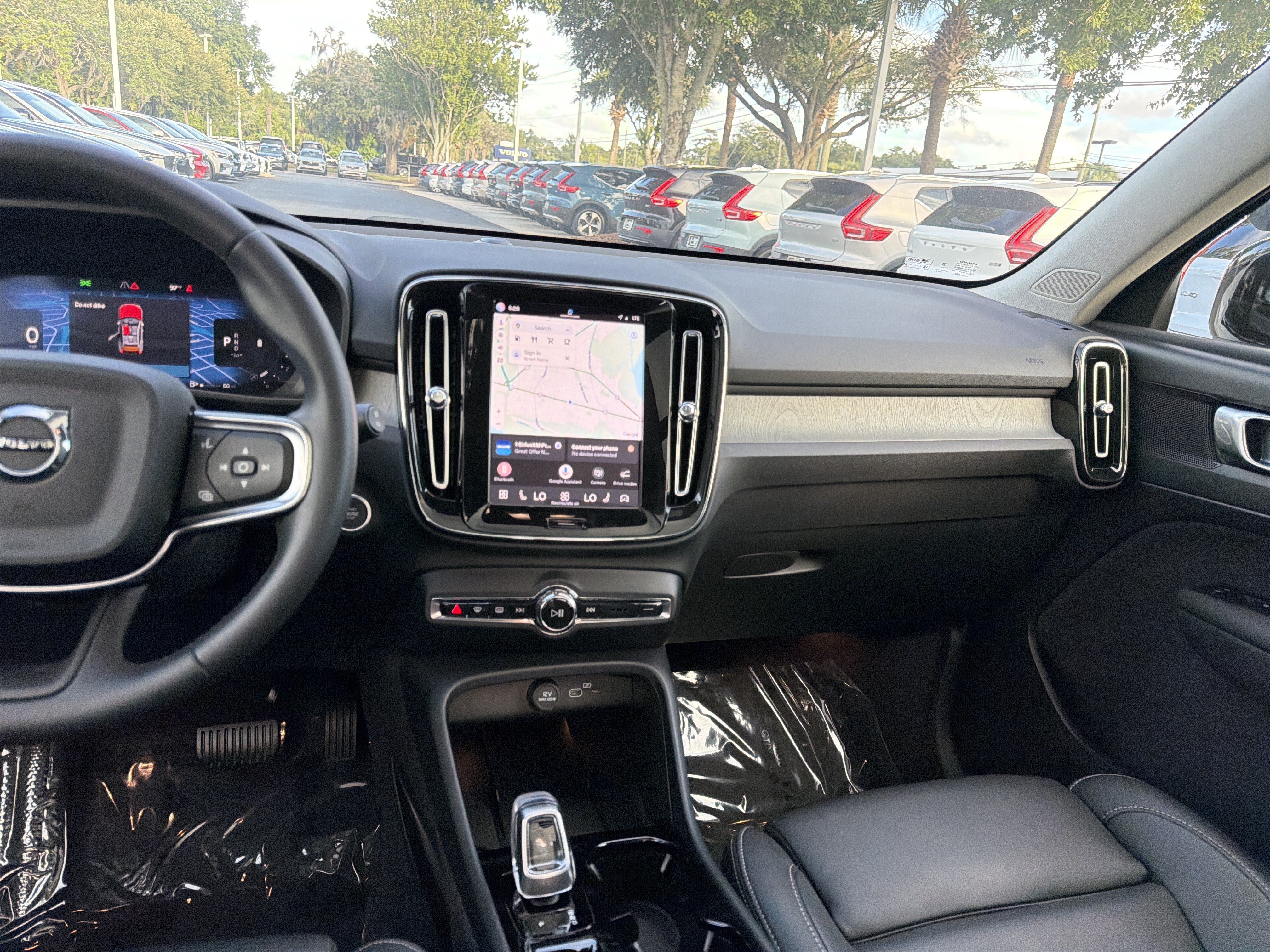 Certified 2025 Volvo XC40 B5 Plus AWD/4WD image 32