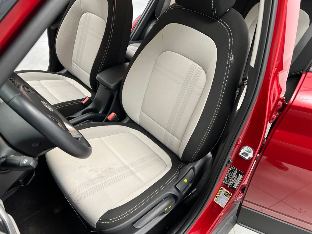 Used 2025 Hyundai Venue SEL image 9