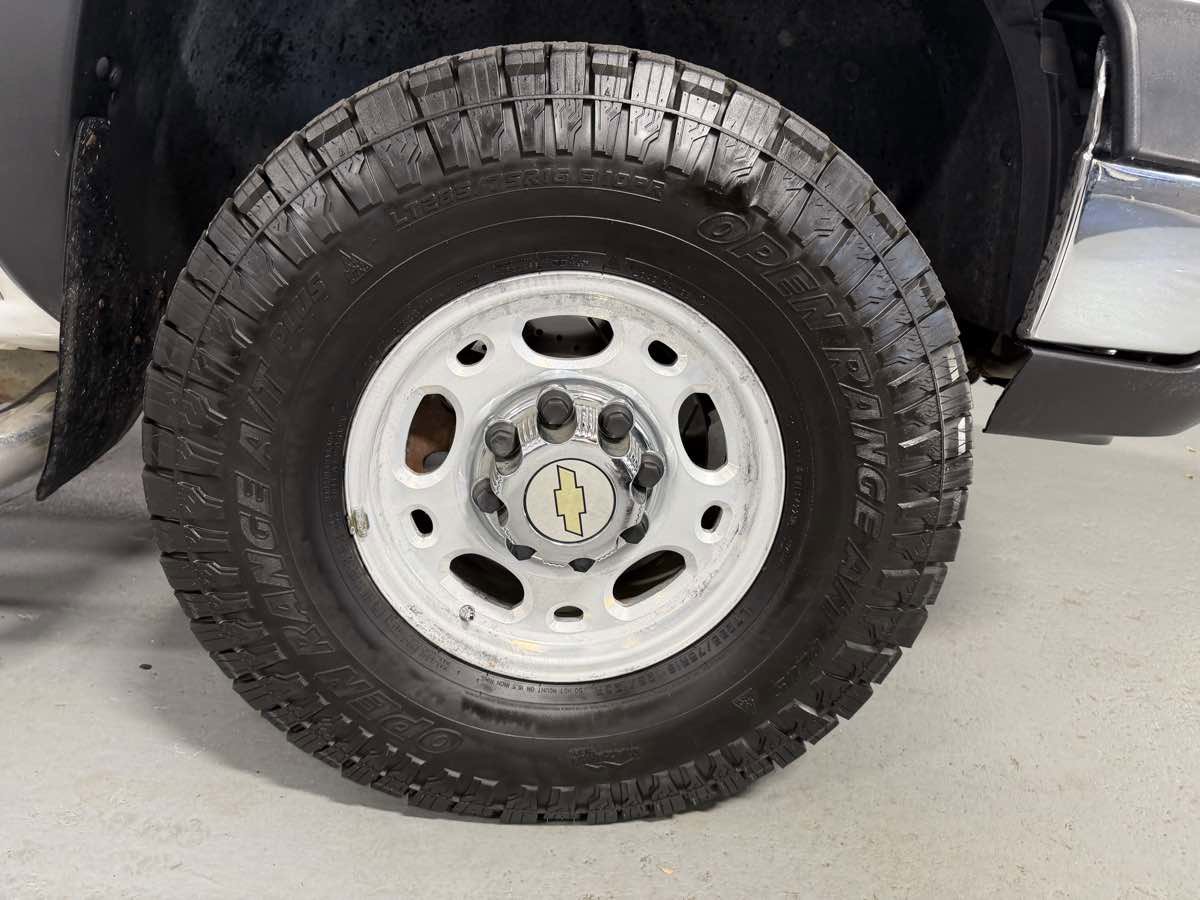 Used 2006 Chevrolet Silverado 2500 LS w/ Skid Plate Package AWD/4WD image 3