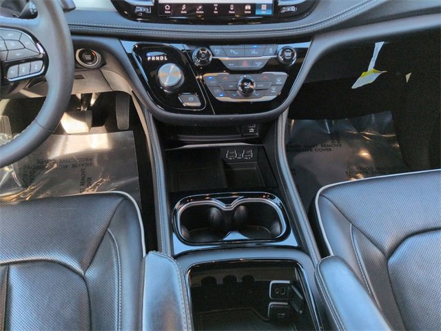 Used 2023 Chrysler Pacifica Limited w/ Uconnect Theater Family Group image 18