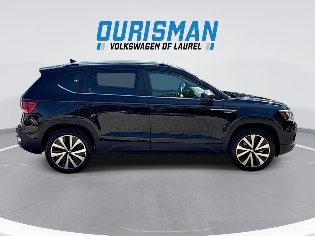 Used 2023 Volkswagen Taos SE w/ Panoramic Sunroof Package FWD image 9