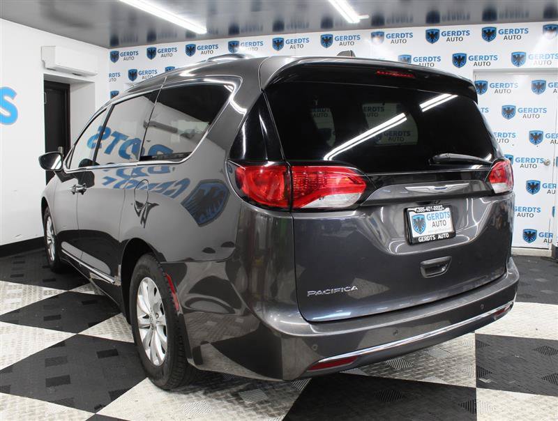 Used 2018 Chrysler Pacifica Touring-L FWD image 2