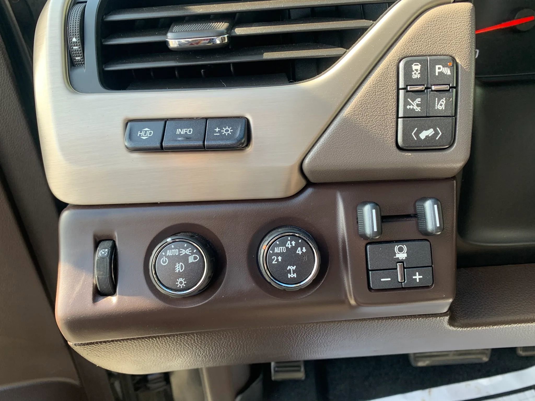 Used 2015 GMC Yukon XL Denali w/ Premium Package AWD/4WD image 25