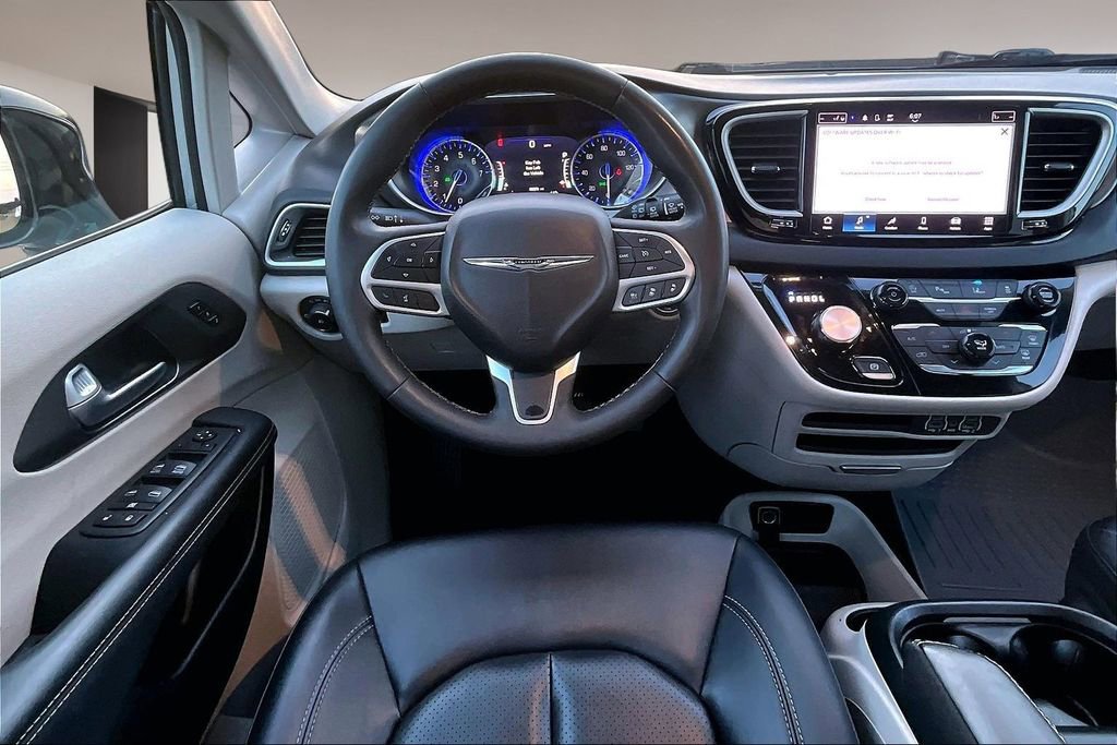 Used 2024 Chrysler Pacifica Touring-L image 5