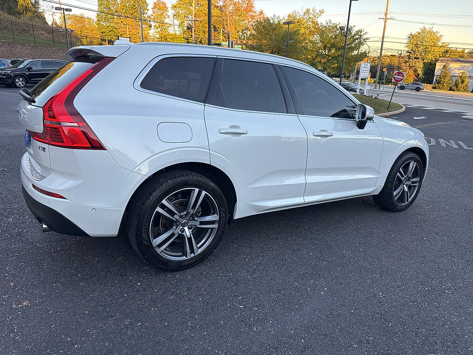 Used 2019 Volvo XC60 T5 Momentum w/ Multimedia Package AWD/4WD image 4