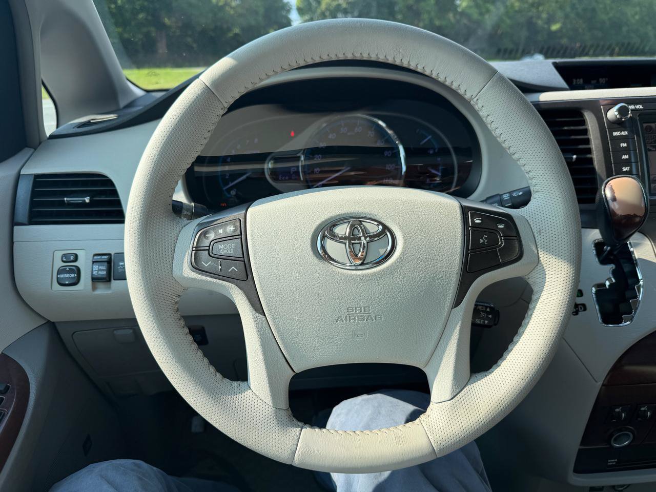 Used 2011 Toyota Sienna XLE w/ Premium Pkg FWD image 12